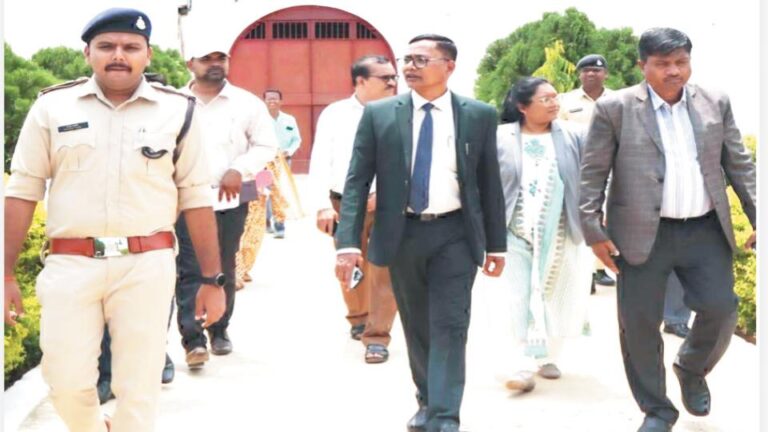 Principal District Judge Khilawan Ram Rigri inspecting Narayanpur Sub Jail and interacting with prison officials to review inmates' rights and jail facilities.