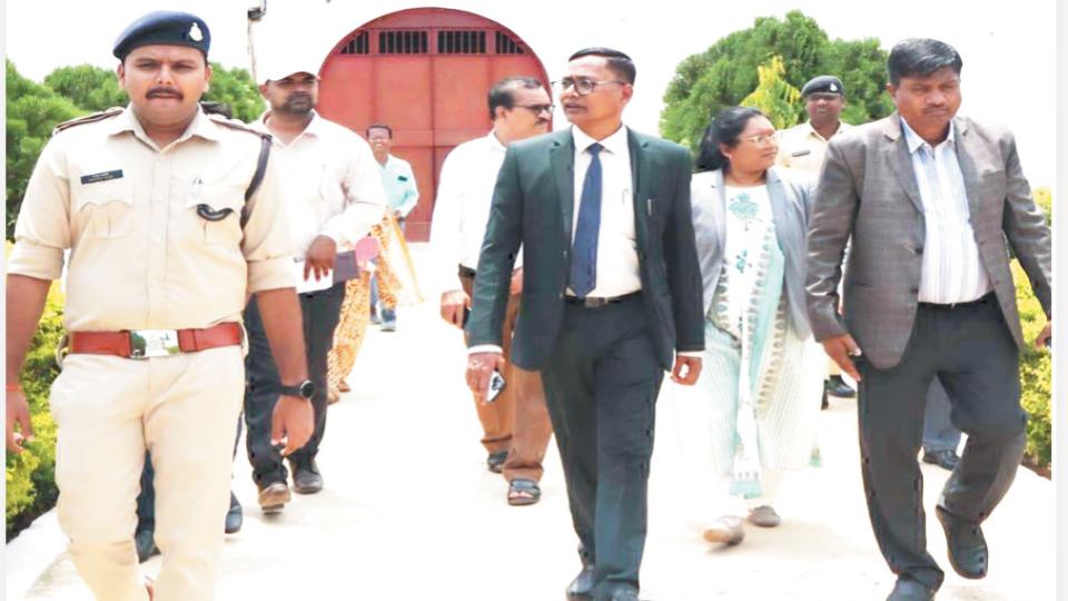 Principal District Judge Khilawan Ram Rigri inspecting Narayanpur Sub Jail and interacting with prison officials to review inmates' rights and jail facilities.